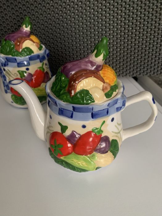 Заварной чайник, сахарница