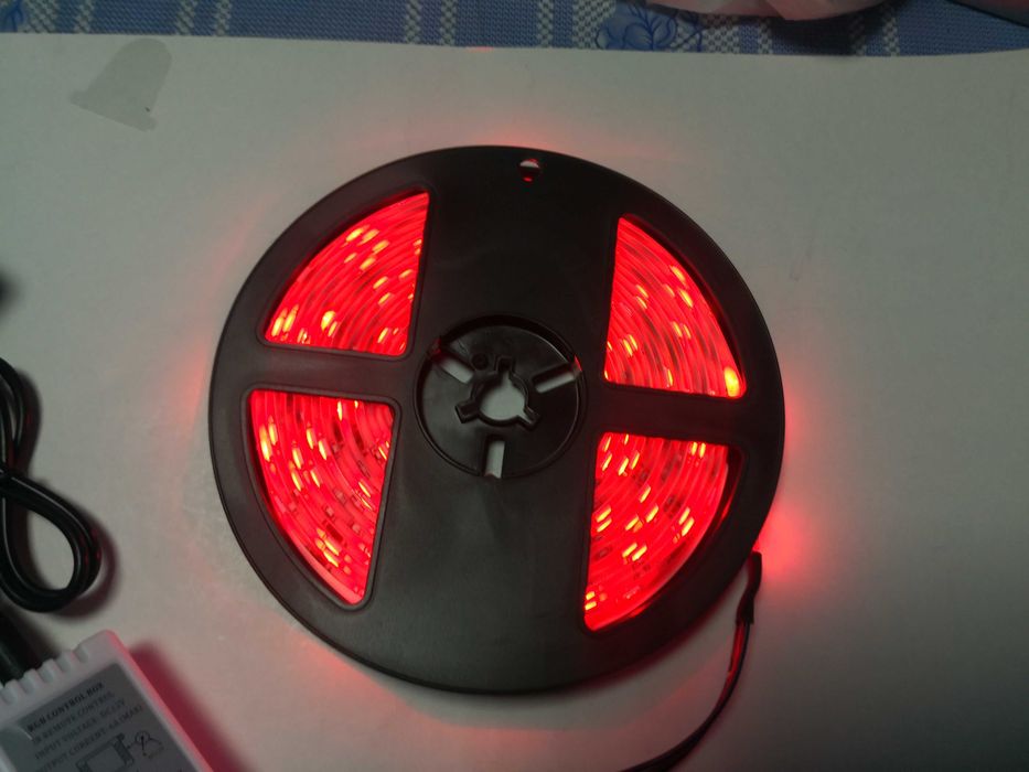 Banda led rgb multicolor 5 m cu alimentare si telecomanda