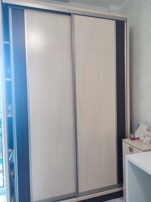 Продам шкаф с тумбочкой