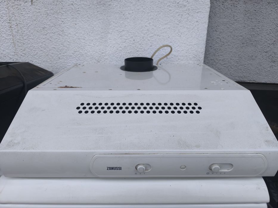 Hotă Zanussi, stare bună. 3 trepte de putere + iluminare. iasi