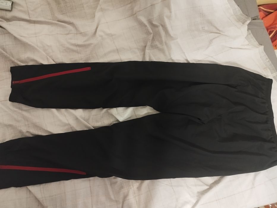 Vând pantaloni umbro