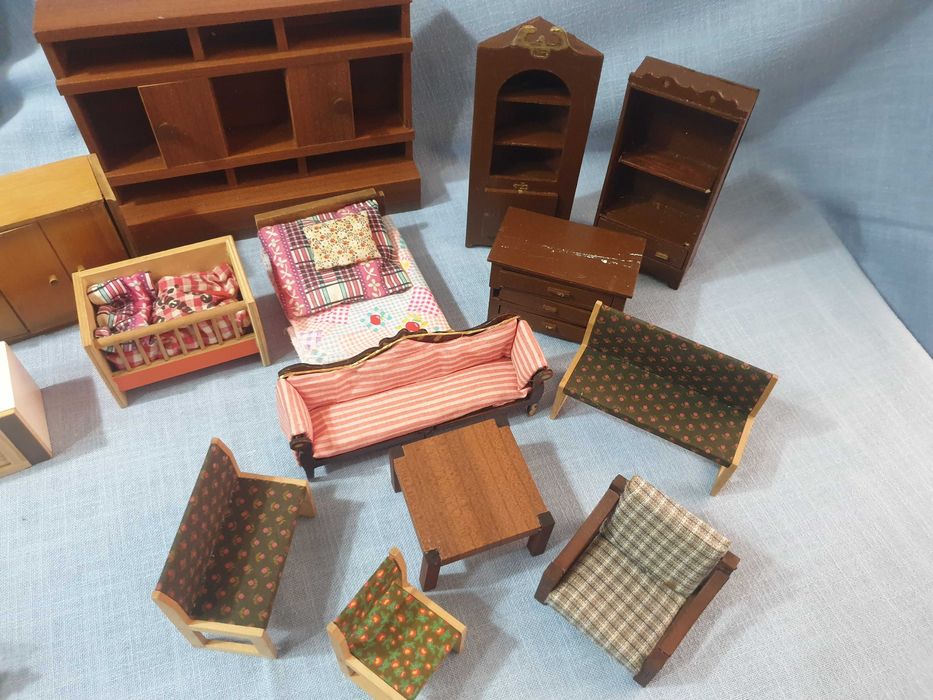 Дървени ръчноизработени мебели за кукли - 25 броя
