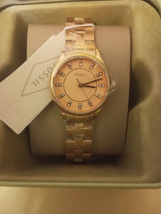 Часовник Fossil с кристали