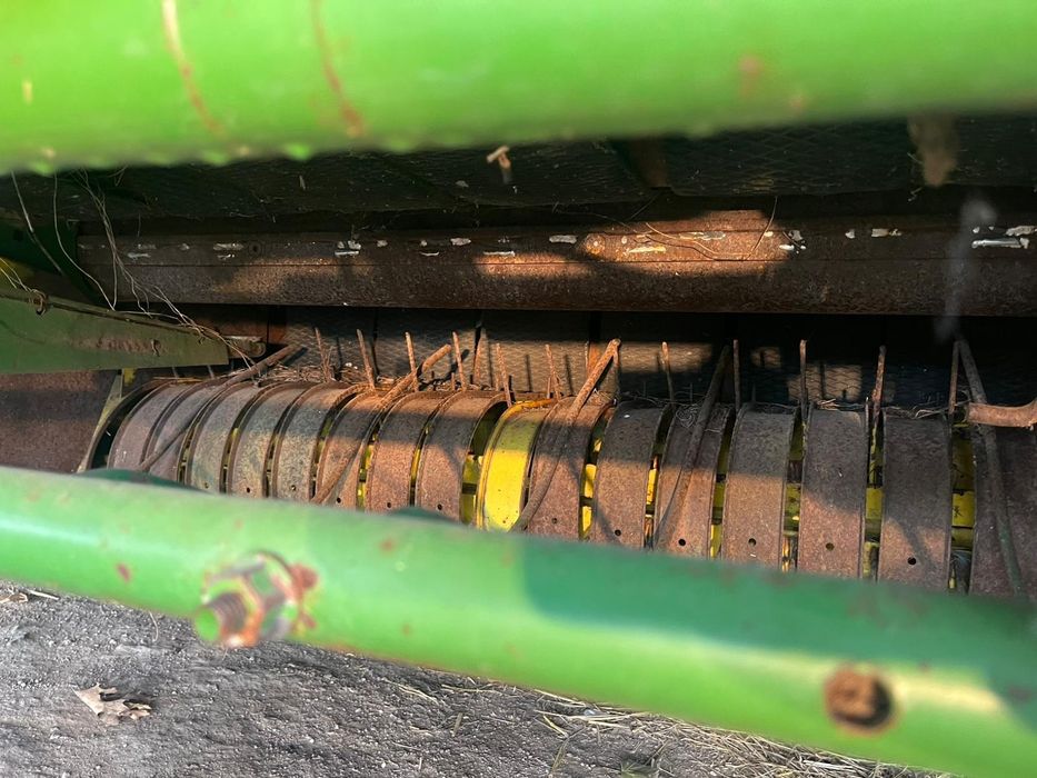 Vand presa de baloti rotunzi balotiera John Deere 550 recent adusa