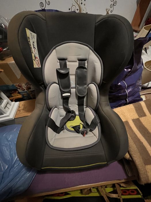 Doua scaune  auto pentru copii.