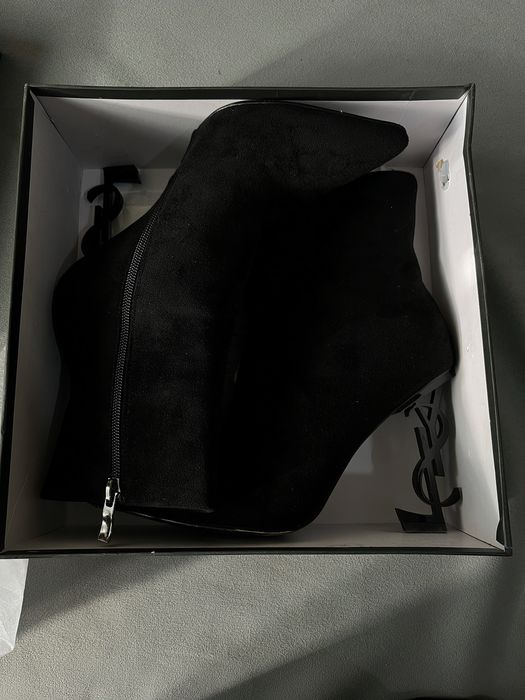 * YSL брендті қара ботильон