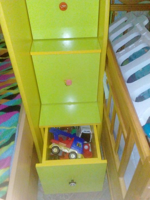 Детская стенка: шкаф, комод, кровать- чердак.