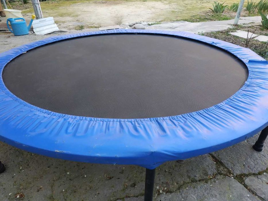 Батут диаметр 150 см. На вес человека около 40 - 50 кг макс.