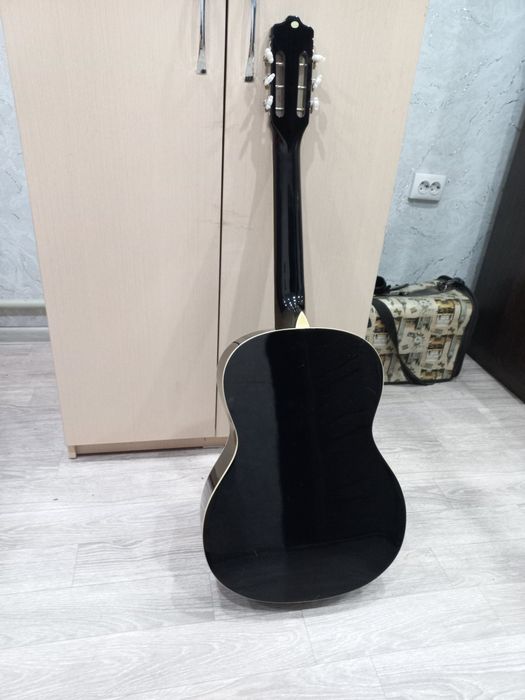 Продам гитару шестиструнная.