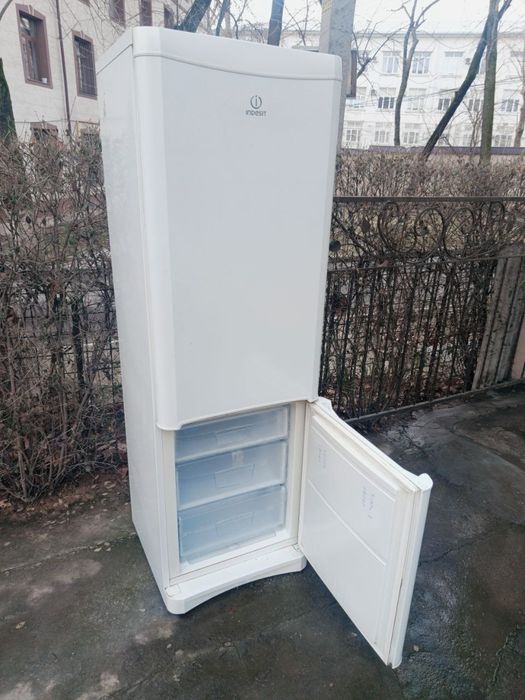 Продаю холодильник Indesit
