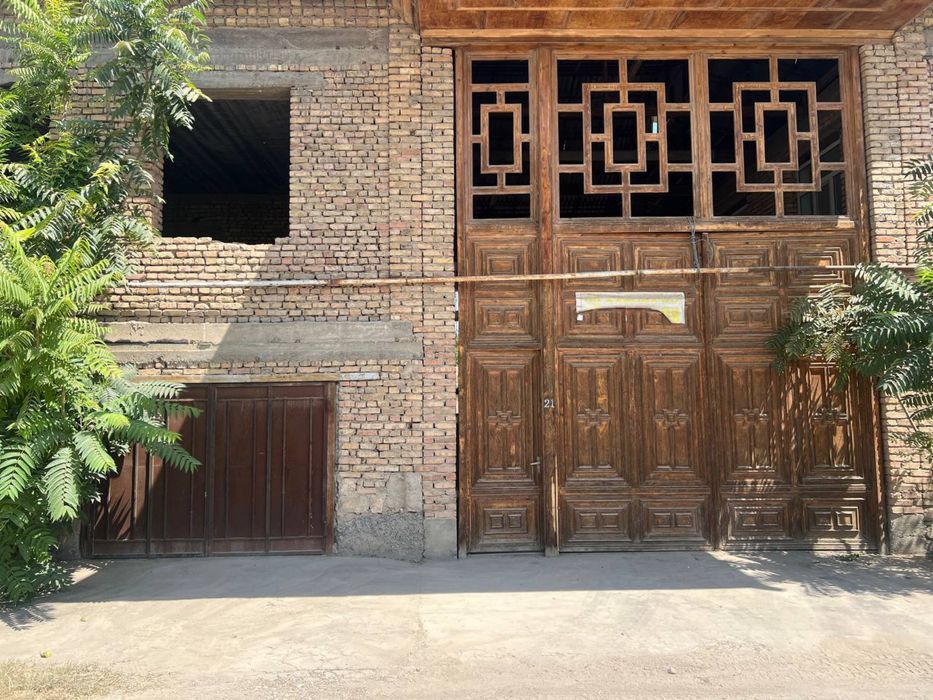 Guliston shahar, hovli sotiladi, 14 sorihdan iborat.5 xonali uy bor…..