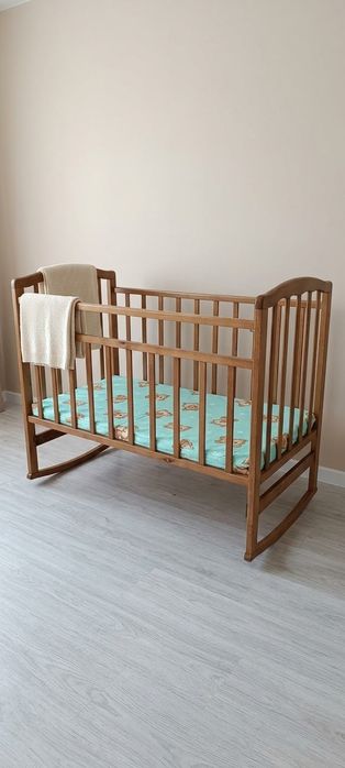 Продам стульчик для кормления и манеж