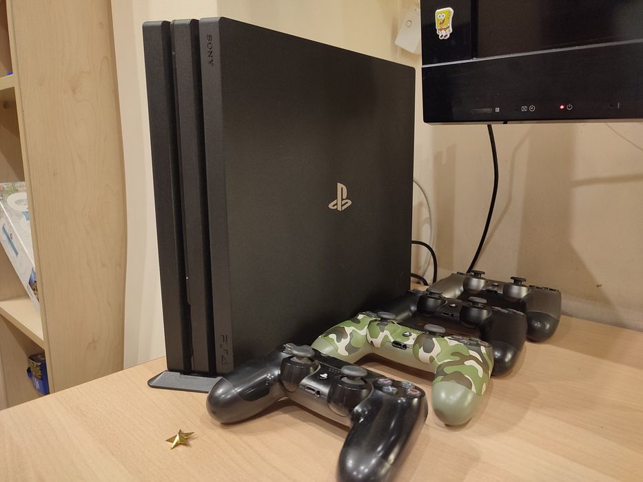 Playstation 4 PRO, 1 ТБ, 4 геймпада, 17 купленных игр
