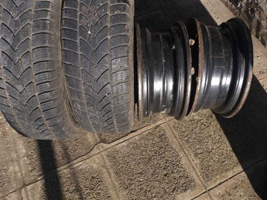 Железни джанти с гуми на тях.