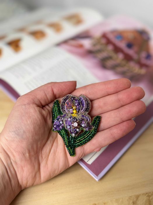 Brosa "Iris" brodata manual cu margele si cristale