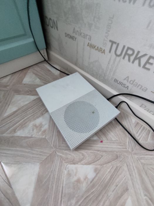 Продам Xbox one s в идеальном состоянии