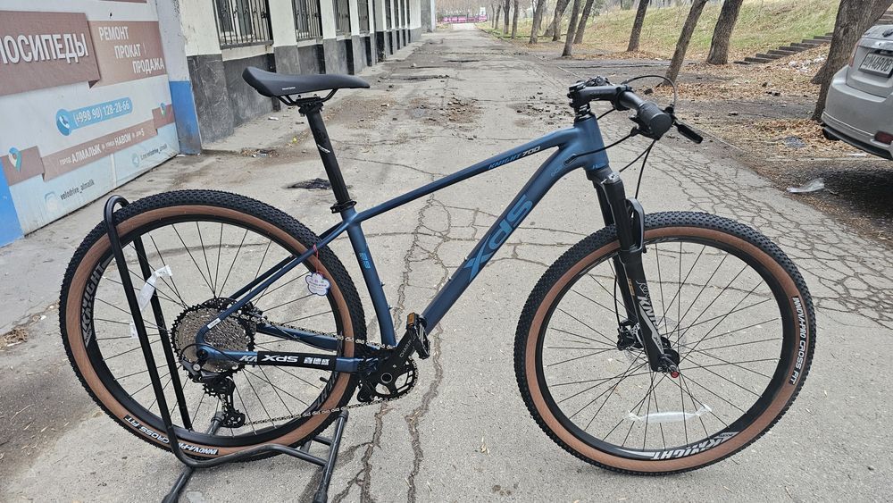 Современный технологичный кросс-кантрийный велосипед на 29"