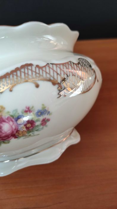 Голяма немска барокова захарница с цветя и злато