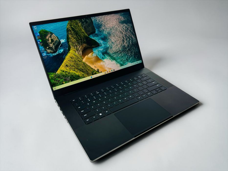 Лаптоп Razer Blade 15.6' 2.5K 240Hz i7-13800H 32GB DDR5 1TB NVMe Nvidia RTX 4070 8GB Перфектен! Гаранция!