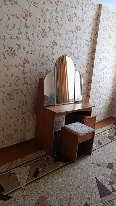 Столик трюмо с полочками