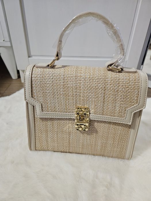 Малка дамска чанта в бежов цвят