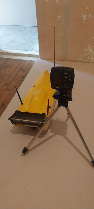 Лодка за захранване и сонар