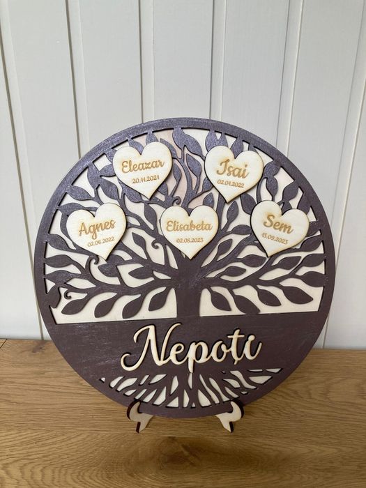 Copacul familiei din lemn cu inimi gravate