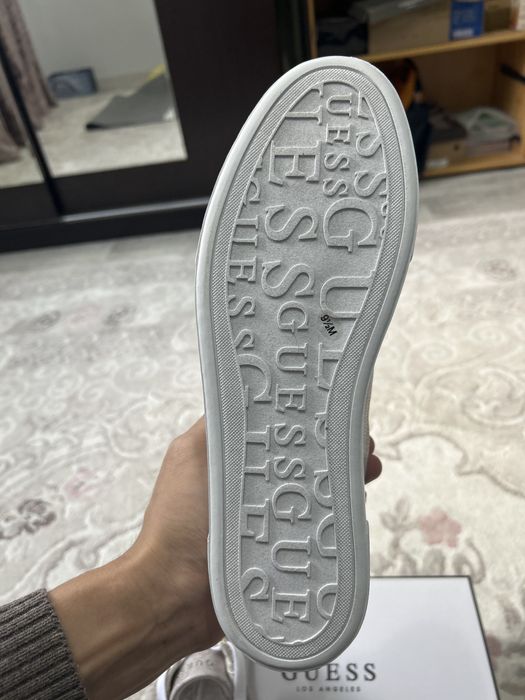 Продаются женские кеды GUESS.