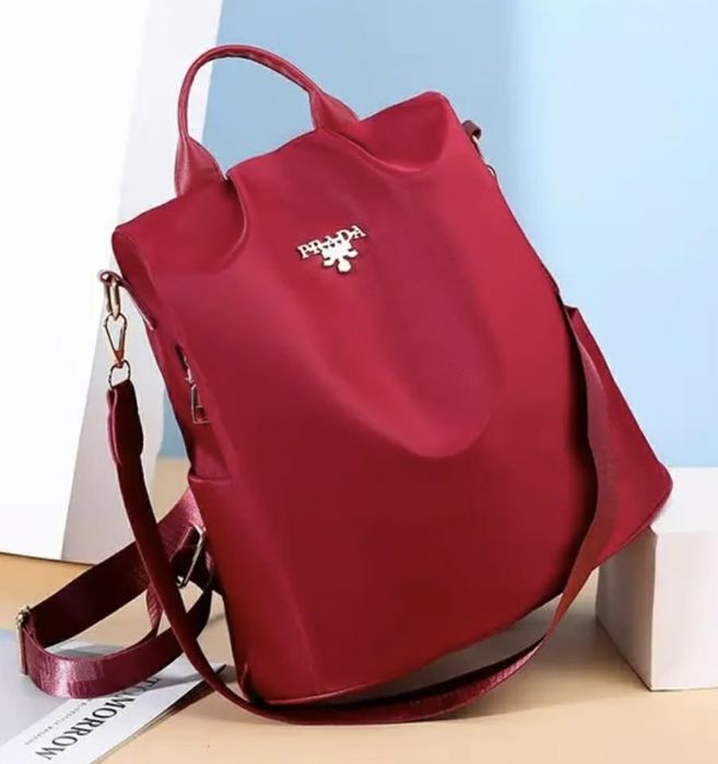 Елегантна дамска раница в бордо - стилна и практична