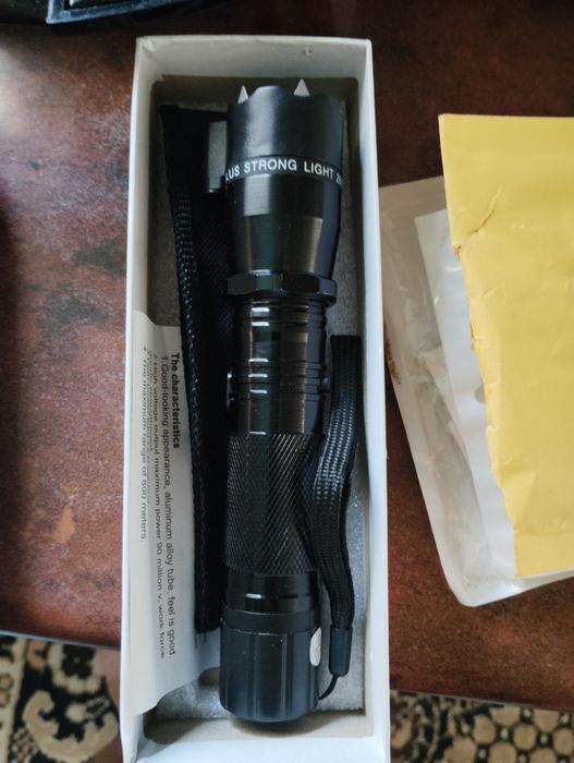 Lanternă cu electroșocuri NOU