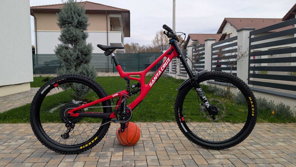 Bicicletă downhill Santa Cruz V10 8 CC DH S-Kit MX (L, roșu lucios)