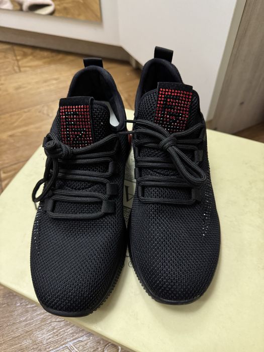 Продается женская обувь кроссовки