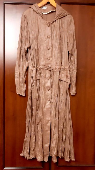 Платье с капюшоном.