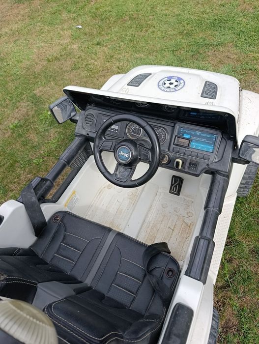 Mașinuță electrica cu telecomanda și pedale .2+ jeep rubicon