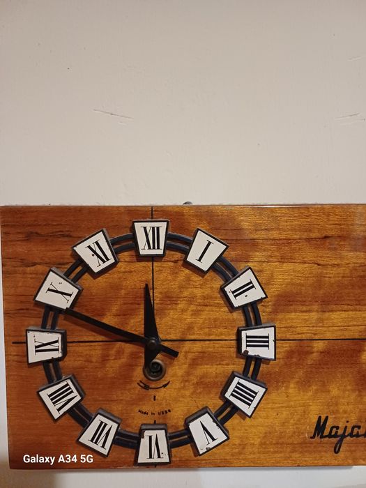 Продавам атикварни часовници.