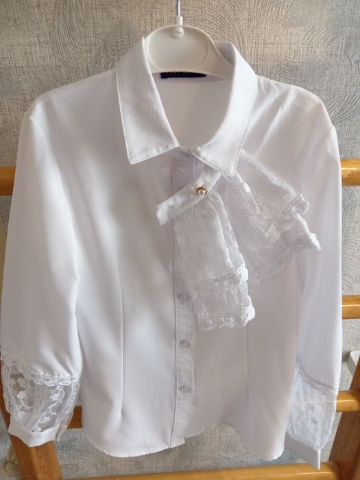 Продам школьную блузку на девочку