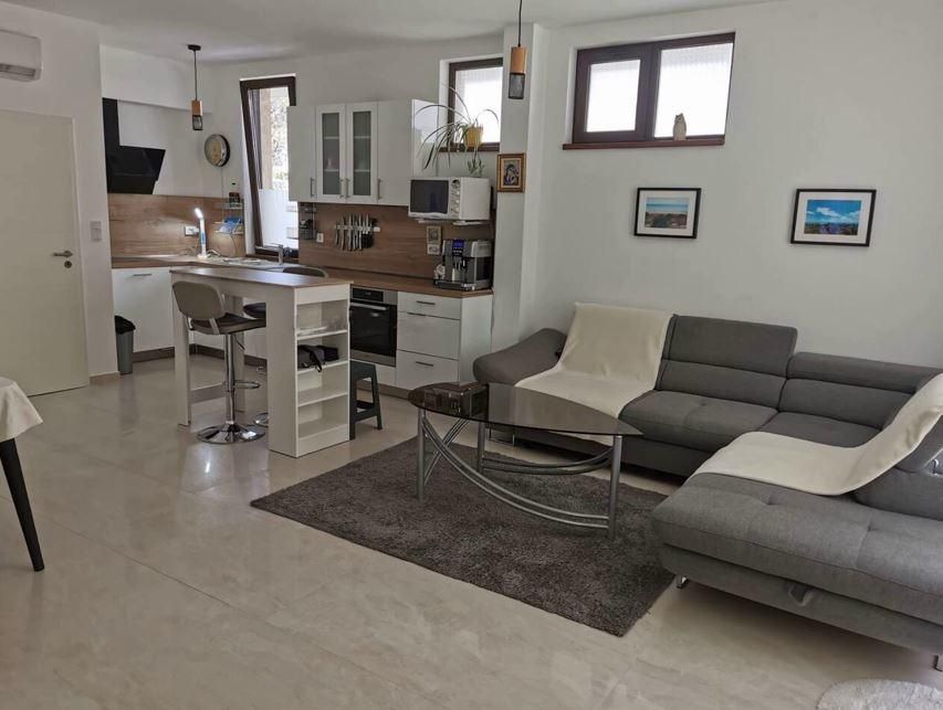 Дава се под наем Къща в Бургас, Сарафово - 200 кв.м за 2600 € - Снимка #2