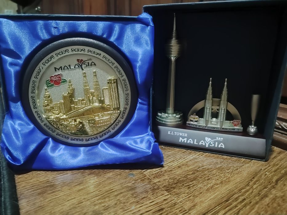 Malayziya suvenir to'plami sotiladi