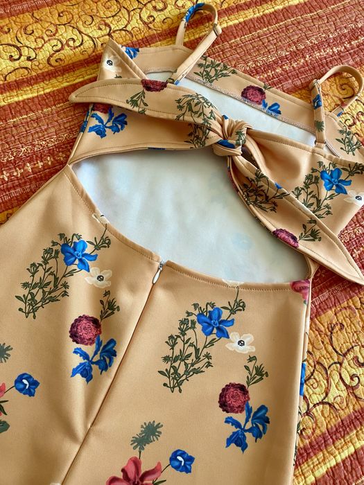 Къса рокля LALETO с ефектен гръб