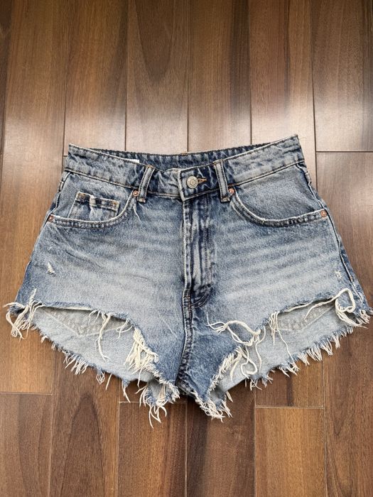 Pantaloni scurți blugi Zara – ca noi, purtați o singură dată