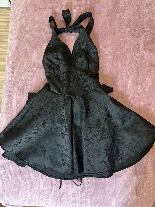 Ефектна черна рокля