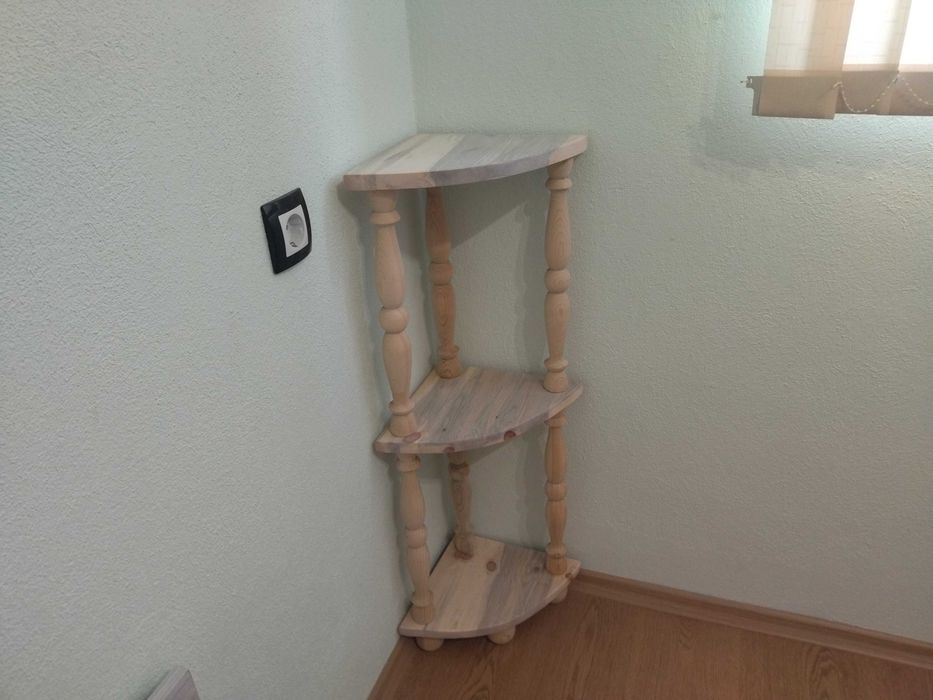 Ретро ъглова етажерка със струговани орнаменти ( НАТУРАЛНА ) !