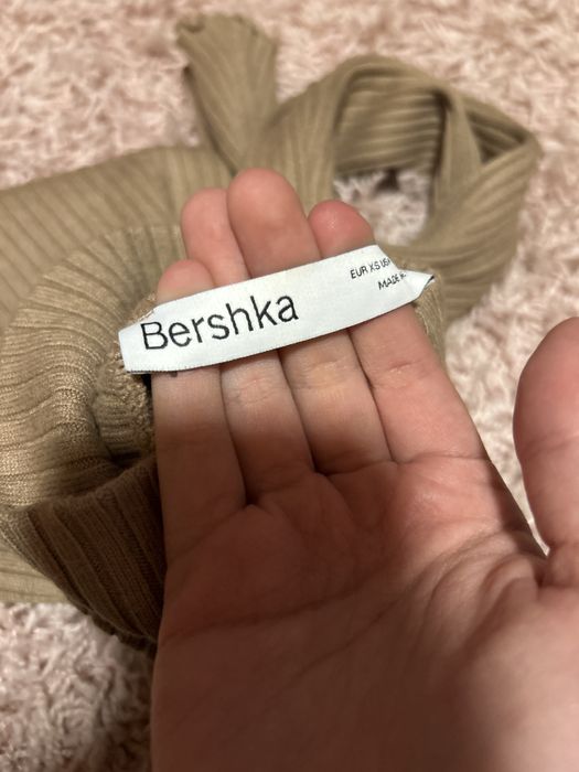 Bluza un maro deschis din bershka marimea xs cu guler