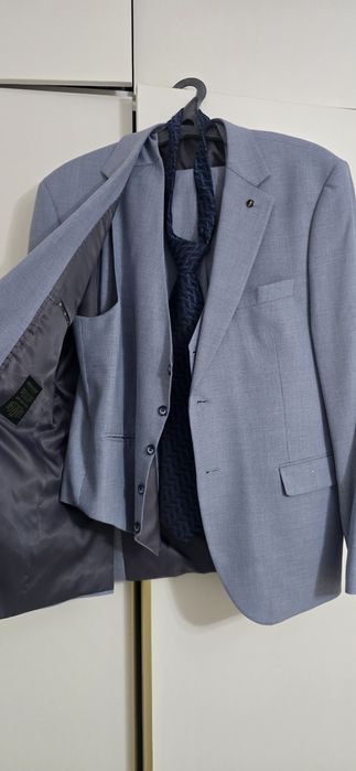 Костюм продам...