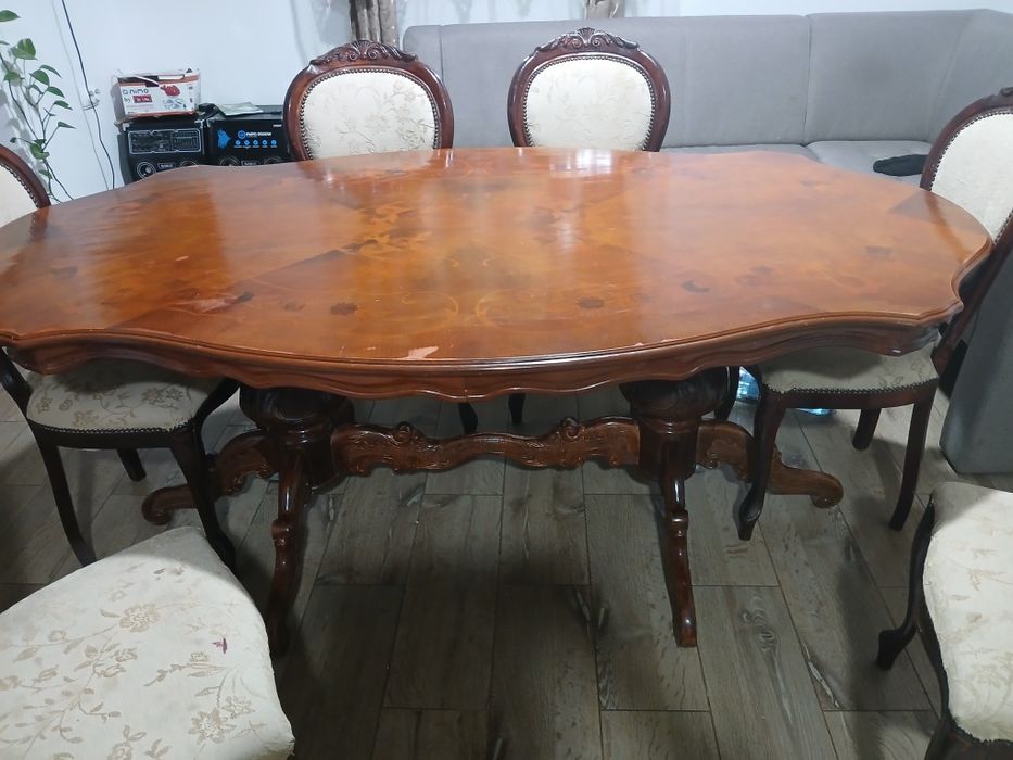 Vand masa de  12 persoane