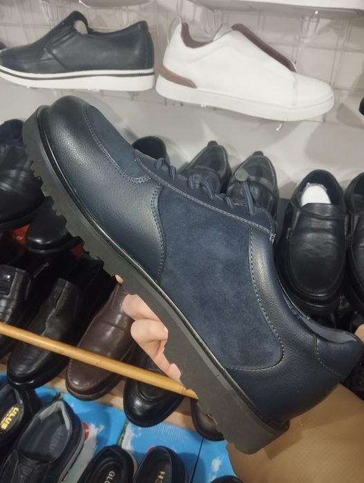 Moviy DOS uslubidagi poyabzallar.