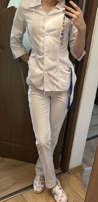 costum medical alb , marime XS nou , foarte comod
