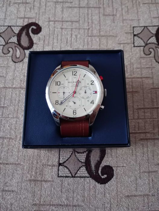 Продавам Tommy Hilfiger Corbin, отличен