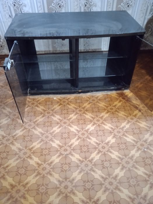 2 кресла , муссафо и тумбочка