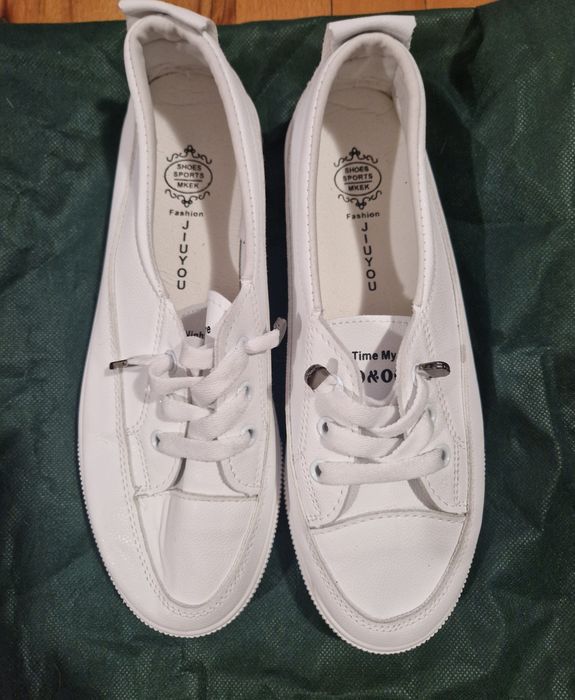 Продавам дамски маратонки Adidas Torsion и дамски кецове